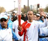 Stéphane Diagana, porteur de la flamme olympique