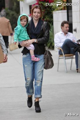 Alyson Hannigan, sa petite Satyana, et son époux Alexis Denisof à Santa Monica. 16/10/2010