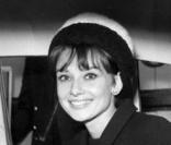 Audrey Hepburn se rendant à la première de Diamants sur Canapé à Londres en 1961 