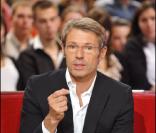 Lambert Wilson sur le plateau de l\'émission Vivement Dimanche diffusée le 24 octobre 2010.