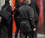 Exclusif : Benicio Del Toro en visite de Milan la nuit du 20 octobre entouré d\'amis et de bien jolies jeunes femmes... dont une qu\'il embrasse !<br />