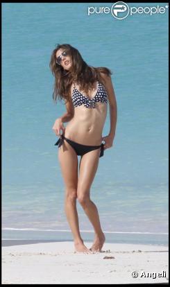 La belle Alessandra Ambrosio en shooting à Saint-Barthelemy, en octobre 2010.