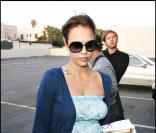Jessica Alba à la sortie d'une clinique de Beverly Hills