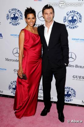 Halle Berry et Olivier Martinez, à l'occasion du 32e Carousel of Hope Ball, au Beverly Hilton de Los Angeles, le 23 octobre 2010.