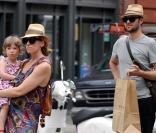Toni Collette avec son mari Dave Galafassi et leur fille Sage Florence dans les rues de New York en juin 2010 