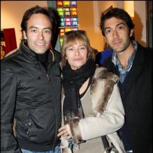 Antony et Nathalie Delon, Mathieu Delarive lors du vernissage de la galerie Caplain-Matignon à Paris le 21 octobre 2010