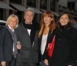 Sophie Descombin-Litras, Alain Delon, Sophie Delon lors du vernissage de la galerie Caplain-Matignon à Paris le 21 octobre 2010