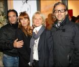 Antony Delon, Sophie Delon, Sophie Descombin-Litras, Paul Belmondo lors du vernissage de la galerie Caplain-Matignon à Paris le 21 octobre 2010