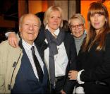 Claude Bolling, Sophie Descombin-Litras, Irène Bolling et Sophie Delon lors du vernissage de la galerie Caplain-Matignon à Paris le 21 octobre 2010