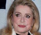 Catherine Deneuve, à l'occasion de l'avant-première de  L'homme qui voulait vivre sa vie , dans l'enceinte du Gaumont Marignan, sur les Champs-Elysées, à Paris, le 28 octobre 2010.
