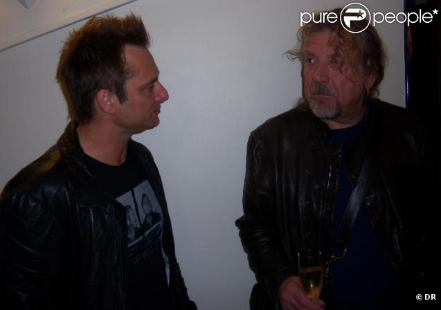 David Hallyday rencontre Robert Plant, chanteur du groupe Led Zeppelin, dans sa loge à l'occasion du concert de ce dernier, le 21 octobre au Palais des Sports (Paris).