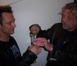 David Hallyday rencontre Robert Plant, chanteur du groupe Led Zeppelin, dans sa loge à l'occasion du concert de ce dernier, le 21 octobre au Palais des Sports (Paris).