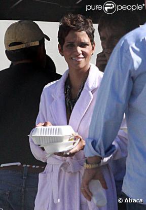 Halle Berry en plein tournage à Los Angeles le 1er novembre 2010