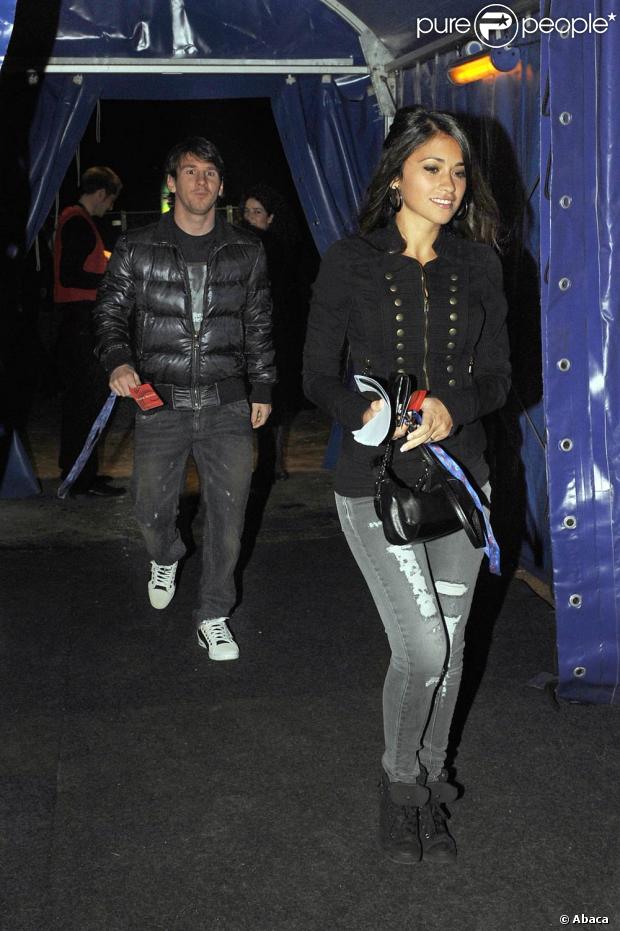 Lionel Messi et sa compagne Antonella Roccuzzo à la grande première du Cirque du Soleil à Barcelone le 6 novembre 2010