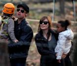 Brad Pitt et Angelina Jolie se sont rendus avec leurs quatre aînés dans un parc à Budapest en Hongrie le 5 novembre 2010, ville où Angie a démarré le tournage de sa première réalisation