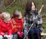 Mary de Danemark dans la forêt de Roskilde, le 8 novembre, dans le cadre d'un programme d'aide aux personnes souffrant de handicap mental.