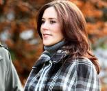 Mary de Danemark dans la forêt de Roskilde, le 8 novembre, dans le cadre d'un programme d'aide aux personnes souffrant de handicap mental.