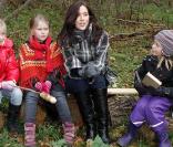 Mary de Danemark dans la forêt de Roskilde, le 8 novembre, dans le cadre d'un programme d'aide aux personnes souffrant de handicap mental.