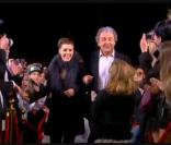 Pierre Perret et Zaz arrivent dans le studio Gabriel pour l'émission Champs-Elysées (diffusée le 13 novembre 2010 sur France 2)