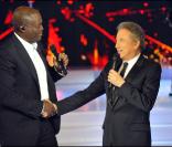 Michel Drucker et Seal pendant l'émission Champs-Elysées, en direct sur France 2 (13 novembre 2010)
