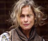 Lauren Hutton s'offre une pause cigarette dans les rues de New York.