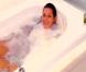 Taïg Khris et Chloé sont les premiers immunisés et gagnent une nuit dans l'hôtel Imperial... un bon bain, ça fait du bien ! (prime du 20 novembre 2010)