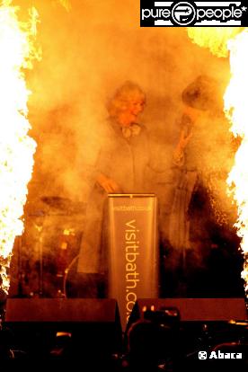 Jeudi 18 novembre 2010, Camilla Parker Bowles procédait à l'inauguration des illuminations de Noël de la ville de Bath. Sa prestation fut... spectaculaire !