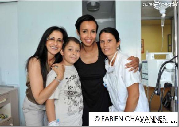 Sonia Rolland, Déborah, de l'association Faire Face, et des enfants de la Timone.