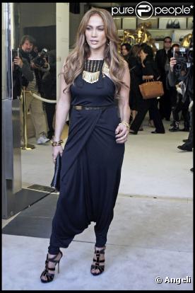 Jennifer Lopez lance sa collection pour enfants à la boutique Gucci de Beverly Hills, le 20 novembre 2010