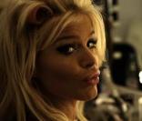 Victoria Silvtedt dans le making-of de la pub Super Glue