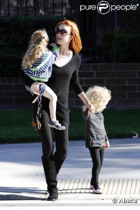Marcia Cross se balade avec ses jumelles Eden et Savannah, à Los Angeles, le 8 novembre 2010.