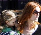 Marcia Cross se balade avec ses jumelles Eden et Savannah, à Los Angeles, le 8 novembre 2010.