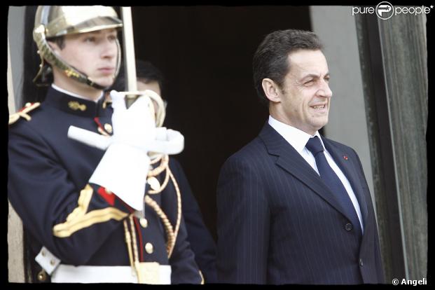 Nicolas Sarkozy attend son invité devant le Palais de l'Elysée
