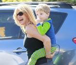 Goldie Hawn porte sur son dos son petit-fils, Ryder, dont la mère est Kate Hudson, à Los Angeles le 12 novembre 2010