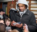 Yannick Noah rencontre l'équipe de Romilly-sur-Seine, berceau du Coq Sportif, pour l'association Les Enfants de la terre, le 25 novembre 2010