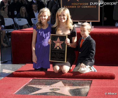 Reese Witherspoon, posant avec ses enfants Ava et Deacon, a reçu son étoile sur le Hollywood Boulevard le 1er décembre 2010