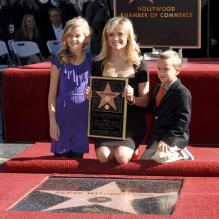 Reese Witherspoon, posant avec ses enfants Ava et Deacon, a reçu son étoile sur le Hollywood Boulevard le 1er décembre 2010