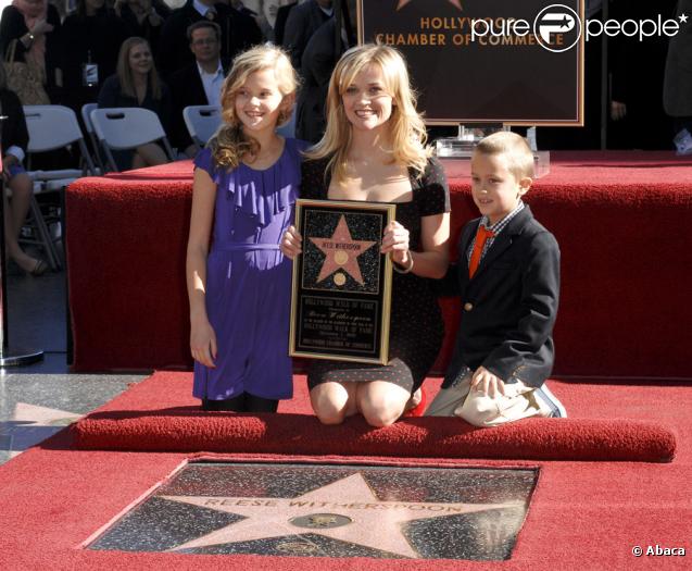 Reese Witherspoon, posant avec ses enfants Ava et Deacon, a reçu son étoile sur le Hollywood Boulevard le 1er décembre 2010