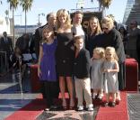 Reese Witherspoon, accompagnée de sa famille, a reçu son étoile sur le Hollywood Boulevard le 1er décembre 2010