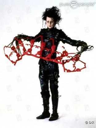 Le costume d' Edward aux Mains d'Argent , sera mis en vente en décembre 2010.