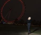 Sienna Miller à Londres devant le London Eye pour célébrer la journée mondiale de lutte contre le sida; Le 1er décembre