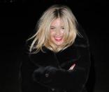 Sienna Miller à Londres devant le London Eye pour célébrer la journée mondiale de lutte contre le sida; Le 1er décembre