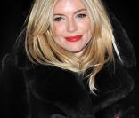 Sienna Miller à Londres devant le London Eye pour célébrer la journée mondiale de lutte contre le sida; Le 1er décembre