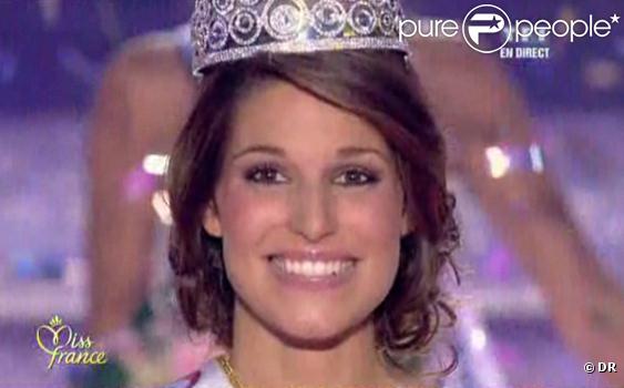 Laury Thilleman est lue Miss France 2011 sous les acclamations du public 