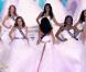 Le coup d'envoi est donné : le premier tableau des Miss est absolument sublime... Robes blanches de rigueur ! 33 jolies mariées défilent sous nos yeux.