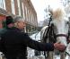 Le 3 décembre 2010, le prince Charles réceptionnait son sapin de Noël, porté par un Percheron. Son épouse Camilla, dans le même temps, se démultipliait entre inaugurations et rencontres avec des écoliers.