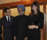 Carla Bruni et Nicolas Sarkozy sont reçus par le Premier ministre indien, Manmohan Singh et son épouse. New Delhi, le 5 décembre