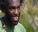 Kunle, très ému quand il aperçoit sa maman arriver sur la plage.
