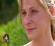 La soeur de Claude, en larmes quand elle retrouve son frère très amaigri.