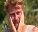 Philippe, très touhé quand il voit arriver sa femme sur l'île.